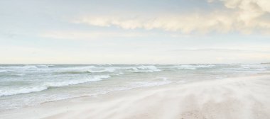Gün batımında Baltık kıyısı. Açık günbatımı gökyüzü, parlayan bulutlar. Idyllic manzara. Doğa, tatiller, eğlence. Çevre turizmi. Panoramik görünüm