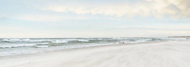 Gün batımında Baltık kıyısı. Açık günbatımı gökyüzü, parlayan bulutlar. Idyllic manzara. Doğa, tatiller, eğlence. Çevre turizmi. Panoramik görünüm