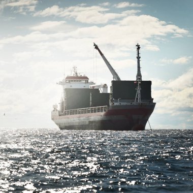 Geniş, modern, kargo vinç gemisi açık denizde yol alıyor. Nakliye, deniz taşımacılığı, lojistik, küresel iletişim, ekonomi, iş, endüstri, dünya çapında nakliye. Panoramik görünüm