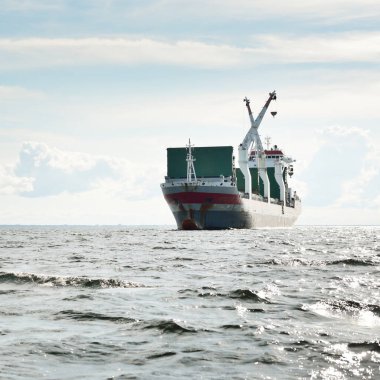 Geniş, modern bir yük vinci (142 metre uzunluğunda) açık denizde yol alır. Nakliye, deniz taşımacılığı, lojistik, küresel iletişim, ekonomi, iş, endüstri. Panoramik görünüm