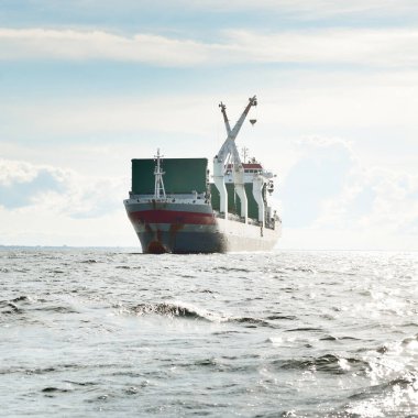 Geniş, modern bir yük vinci (142 metre uzunluğunda) açık denizde yol alır. Nakliye, deniz taşımacılığı, lojistik, küresel iletişim, ekonomi, iş, endüstri. Panoramik görünüm