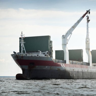 Geniş, modern bir yük vinci (142 metre uzunluğunda) açık denizde yol alır. Nakliye, deniz taşımacılığı, lojistik, küresel iletişim, ekonomi, iş, endüstri. Panoramik görünüm