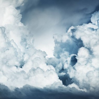 Süslü bulutlar. Dramatik bir gökyüzü. Destansı fırtına bulutları. Yumuşak güneş ışığı. Panoramik görüntü, doku, arkaplan, grafik kaynakları, tasarım, kopyalama alanı. Meteoroloji, cennet, umut, barış kavramı