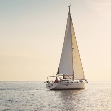 Günbatımında Baltık Denizi 'nde yelkenli yelkenli yelkenli. Fırtınadan sonra gökyüzü açık, altın güneş ışığı. Ulaşım, seyahat, gezi, spor, eğlence, boş zaman aktivitesi, yarış, yelkenli yarışı