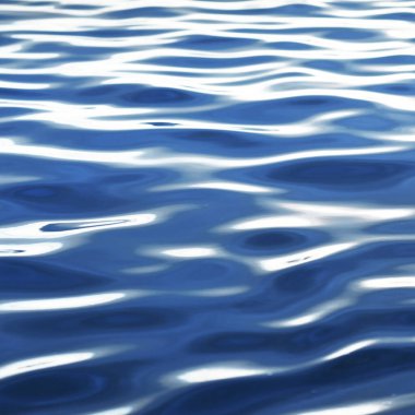 Gün batımında deniz. Karanlık su yüzeyi yakın plan. Soyut doğal desen, doku, arkaplan, duvar kağıdı, grafik kaynaklar, kopyalama alanı, üç boyutlu görüntüleme. Doğa, çevre, turizm, gezi, yüzme konsepti