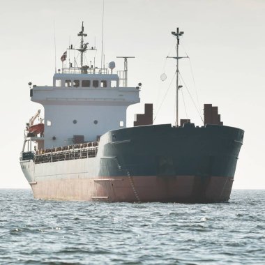 Genel kargo gemisi (88 metre uzunluğunda) Baltık Denizi 'nde yol alıyor. Nakliye, lojistik, küresel iletişim, ekonomi, sanayi, arz, çevre