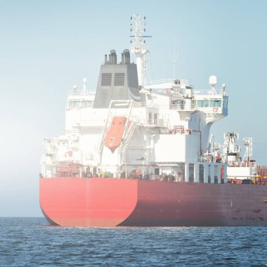 Büyük kırmızı kargo gemisi (petrol kimyasal tankeri, 184 metre uzunluğunda) Baltık Denizi 'nde yol alır. Nakliye, lojistik, küresel iletişim, ekonomi, sanayi, arz, çevre