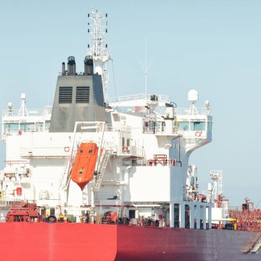 Büyük kırmızı kargo gemisi (petrol kimyasal tankeri, 184 metre uzunluğunda) Baltık Denizi 'nde yol alır. Nakliye, lojistik, küresel iletişim, ekonomi, sanayi, arz, çevre