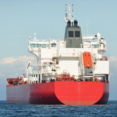 Büyük kırmızı kargo gemisi (petrol kimyasal tankeri, 184 metre uzunluğunda) Baltık Denizi 'nde yol alır. Nakliye, lojistik, küresel iletişim, ekonomi, sanayi, arz, çevre