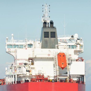 Büyük kırmızı kargo gemisi (petrol kimyasal tankeri, 184 metre uzunluğunda) Baltık Denizi 'nde yol alır. Nakliye, lojistik, küresel iletişim, ekonomi, sanayi, arz, çevre