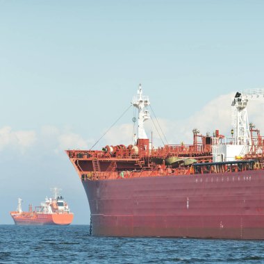 Büyük kırmızı kargo gemisi (petrol kimyasal tankeri, 184 metre uzunluğunda) Baltık Denizi 'nde yol alır. Nakliye, lojistik, küresel iletişim, ekonomi, sanayi, arz, çevre