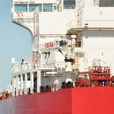 Büyük kırmızı kargo gemisi (petrol kimyasal tankeri, 184 metre uzunluğunda) Baltık Denizi 'nde yol alır. Nakliye, lojistik, küresel iletişim, ekonomi, sanayi, arz, çevre