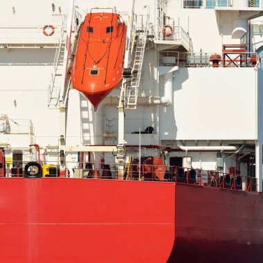 Büyük kırmızı kargo gemisi (petrol kimyasal tankeri, 184 metre uzunluğunda) Baltık Denizi 'nde yol alır. Nakliye, lojistik, küresel iletişim, ekonomi, sanayi, arz, çevre