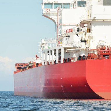 Büyük kırmızı kargo gemisi (petrol kimyasal tankeri, 184 metre uzunluğunda) Baltık Denizi 'nde yol alır. Nakliye, lojistik, küresel iletişim, ekonomi, sanayi, arz, çevre