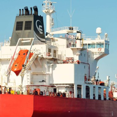 Büyük kırmızı kargo gemisi (petrol kimyasal tankeri, 184 metre uzunluğunda) Baltık Denizi 'nde yol alır. Nakliye, lojistik, küresel iletişim, ekonomi, sanayi, arz, çevre