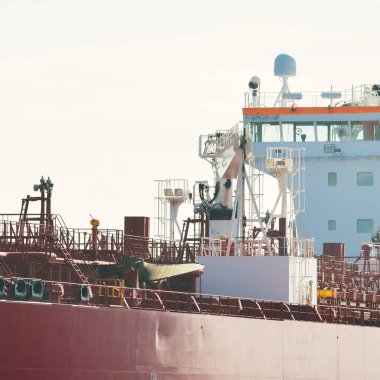 Büyük kırmızı kargo gemisi (petrol kimyasal tankeri, 184 metre uzunluğunda) Baltık Denizi 'nde yol alır. Nakliye, lojistik, küresel iletişim, ekonomi, sanayi, arz, çevre