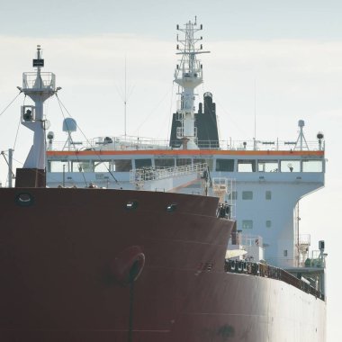 Büyük kırmızı kargo gemisi (petrol kimyasal tankeri, 184 metre uzunluğunda) Baltık Denizi 'nde yol alır. Nakliye, lojistik, küresel iletişim, ekonomi, sanayi, arz, çevre