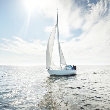 Açık denizde yelkenli yelkenli yelkenli. Gökyüzü açık, bulutlu. Yelkenlinin manzarası. Ulaşım, seyahat, spor, eğlence, boş zaman aktivitesi, yarış, yelkenli yarışı. Panorama, boşluğu kopyala