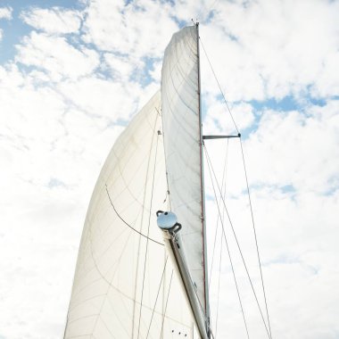 Günbatımında Baltık Denizi 'nde yelkenli yelkenli yelkenli. Kokpitten direğe ve yelkenlere bakın. Dramatik bir gökyüzü. Ulaşım, seyahat, gezi, spor, eğlence, boş zaman aktivitesi, yelkenli yarışı