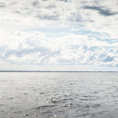 Gün batımında Baltık Denizi. Fırtınadan sonra dramatik mavi gökyüzü, süslemeli kümülüs bulutları. Destansı bulut manzarası. Doğa, çevre, ekoloji, meteoroloji, kasırga, kararsız hava