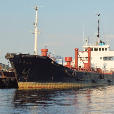 Tanker gemisi iskele terminaline yükleniyor. Baltık Denizi. Nakliye, lojistik, küresel iletişim, ekonomi, iş, endüstri, yakıt ve enerji üretimi, arz