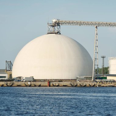 Kargo limanı terminalinde kimyasal gübreler için yeni bir depo. Baltık Denizi, Letonya. Yük taşımacılığı, lojistik, küresel iletişim, ekonomi, ticaret, sanayi, çevresel hasar, kirlilik