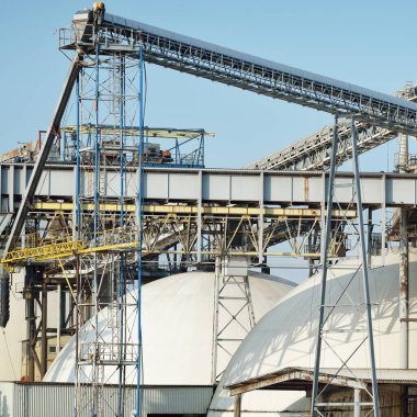 Kargo limanı terminalinde kimyasal gübreler için yeni bir depo. Baltık Denizi, Letonya. Yük taşımacılığı, lojistik, küresel iletişim, ekonomi, ticaret, sanayi, çevresel hasar, kirlilik