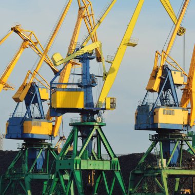 Riga, Letonya 'daki modern kömür terminali. Vinçler yakın plan. Baltık Denizi. Yük taşımacılığı, lojistik, küresel iletişim, ekonomi, ticaret, sanayi, arz, özel ekipman