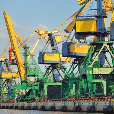 Riga, Letonya 'daki modern kömür terminali. Vinçler yakın plan. Baltık Denizi. Yük taşımacılığı, lojistik, küresel iletişim, ekonomi, ticaret, sanayi, arz, özel ekipman