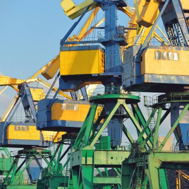 Riga, Letonya 'daki modern kömür terminali. Vinçler yakın plan. Baltık Denizi. Yük taşımacılığı, lojistik, küresel iletişim, ekonomi, ticaret, sanayi, arz, özel ekipman