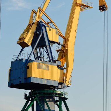 Riga, Letonya 'daki modern kömür terminali. Vinçler yakın plan. Baltık Denizi. Yük taşımacılığı, lojistik, küresel iletişim, ekonomi, ticaret, sanayi, arz, özel ekipman