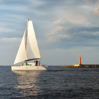 Günbatımında Baltık Denizi 'nde yelkenli yelkenli yelkenli. Fırtınadan sonra açık gökyüzü, yumuşak güneş ışığı. Ulaşım, seyahat, gezi, spor, eğlence, boş zaman aktivitesi, yaşam tarzı, aile