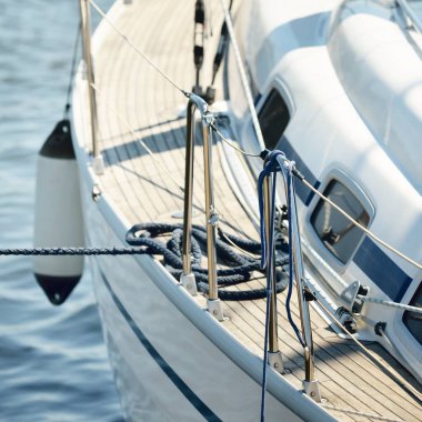 Limandaki bir rıhtıma demirlenmiş modern bir yat. Tahta meşe güvertesi, direği ve yelkenleri yukarıdan görüyor. Akdeniz 'de. Kiralık, gezici, eğlence, eğlence, eğlence, spor, yelkenli yarışı için özel bir gemi.