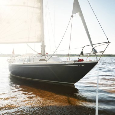 Kumlu kıyıya demirli mavi şalopalı yat (plaj). İsveç 'te, Avrupa' da. Doğa, yaz tatilleri, eğlence, gezi, spor, ulaşım, kiralık özel gemi.