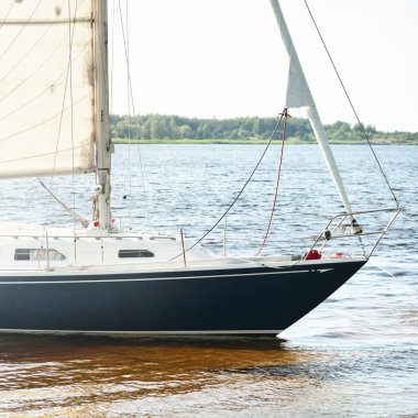 Kumlu kıyıya demirli mavi şalopalı yat (plaj). İsveç 'te, Avrupa' da. Doğa, yaz tatilleri, eğlence, gezi, spor, ulaşım, kiralık özel gemi.