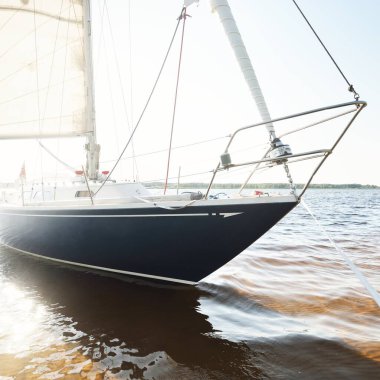 Kumlu kıyıya demirli mavi şalopalı yat (plaj). İsveç 'te, Avrupa' da. Doğa, yaz tatilleri, eğlence, gezi, spor, ulaşım, kiralık özel gemi.