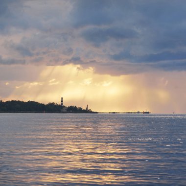 Fırtınadan sonra Baltık Denizi, yelkenli tekneden panoramik manzara. Dramatik gün batımı gökyüzü. Parlayan bulutlar, altın güneş ışığı. Idyllic deniz manzarası. Doğa, gezi, seyahat yerleri