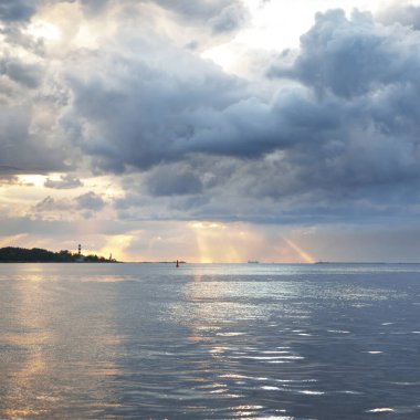 Fırtınadan sonra Baltık Denizi, yelkenli tekneden panoramik manzara. Dramatik gün batımı gökyüzü. Parlayan bulutlar, altın güneş ışığı. Idyllic deniz manzarası. Doğa, gezi, seyahat yerleri