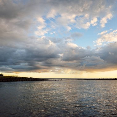 Fırtınadan sonra Baltık Denizi, yelkenli tekneden panoramik manzara. Dramatik gün batımı gökyüzü. Parlayan bulutlar, altın güneş ışığı. Idyllic deniz manzarası. Doğa, gezi, seyahat yerleri