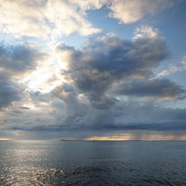 Fırtınadan sonra Baltık Denizi, yelkenli tekneden panoramik manzara. Dramatik gün batımı gökyüzü. Parlayan bulutlar, altın güneş ışığı. Idyllic deniz manzarası. Doğa, gezi, seyahat yerleri