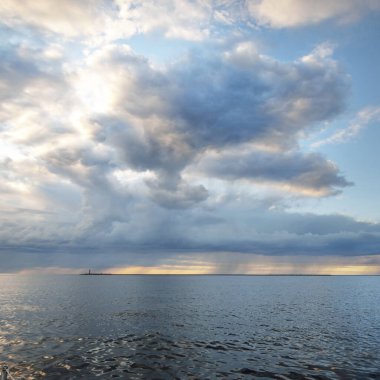 Fırtınadan sonra Baltık Denizi, yelkenli tekneden panoramik manzara. Dramatik gün batımı gökyüzü. Parlayan bulutlar, altın güneş ışığı. Idyllic deniz manzarası. Doğa, gezi, seyahat yerleri