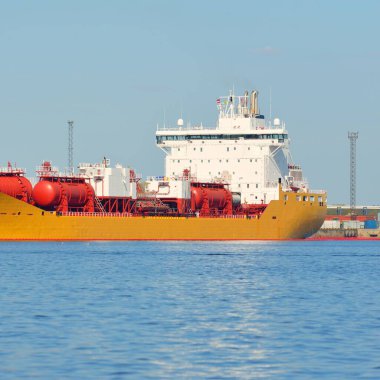 Tanker gemisi iskele terminaline yükleniyor. Baltık Denizi. Nakliye, lojistik, küresel iletişim, ekonomi, iş, endüstri, yakıt ve enerji üretimi, arz