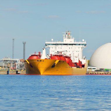 Tanker gemisi iskele terminaline yükleniyor. Baltık Denizi. Nakliye, lojistik, küresel iletişim, ekonomi, iş, endüstri, yakıt ve enerji üretimi, arz