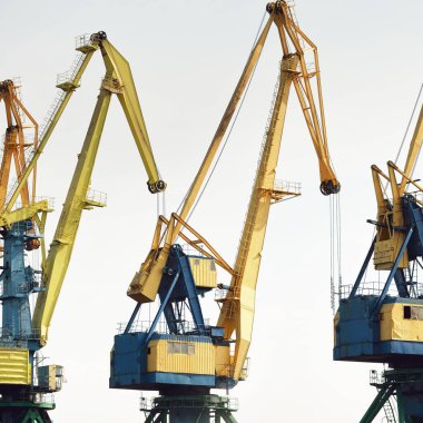 Riga, Letonya 'daki modern kömür terminali. Vinçler yakın plan. Baltık Denizi. Nakliye, lojistik, küresel iletişim, ekonomi, iş, endüstri, tedarik, özel ekipman. Şehir manzarası