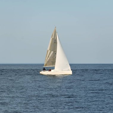 Günbatımında Baltık Denizi 'nde yelkenli yelkenli yelkenli. Fırtınadan sonra açık gökyüzü, yumuşak güneş ışığı. Ulaşım, seyahat, gezi, spor, eğlence, boş zaman aktivitesi, yaşam tarzı, aile
