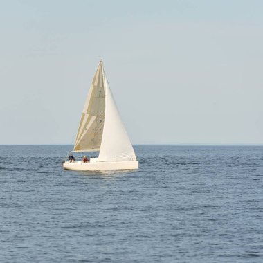 Günbatımında Baltık Denizi 'nde yelkenli yelkenli yelkenli. Fırtınadan sonra açık gökyüzü, yumuşak güneş ışığı. Ulaşım, seyahat, gezi, spor, eğlence, boş zaman aktivitesi, yaşam tarzı, aile