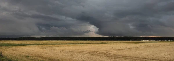 Dramatisk Himmel Mörka Moln Över Plöjda Åkrar Och Skog Landsbygdsscenen — Stockfoto