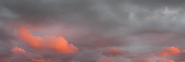 Cielo Atardecer Brillantes Nubes Rosas Doradas Después Tormenta Paisaje Nublado — Foto de Stock