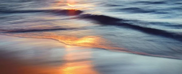 Havsvågor Och Stänk Konsistens Färgglad Himmel Reflekterar Vattnet Idylliskt Sjölandskap — Stockfoto