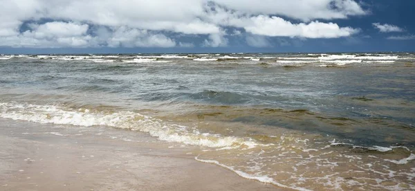嵐の後のバルト海 暗い青空 劇的な輝く雲 パノラマビュー 生態系 気候変動 — ストック写真